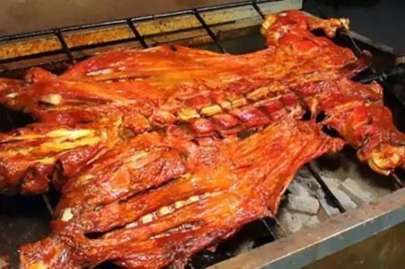 “生於內蒙,興於新疆”,烤全羊的遭遇或成“病態”,看如今啥樣 “生於內蒙,興於新疆”,烤全羊的遭遇或成“病態”,看如今啥樣