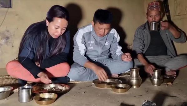 尼泊爾的大富豪開直升飛機回老家，見人給一百，漲見識了