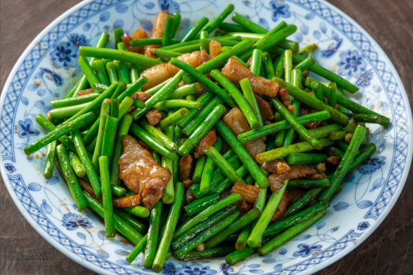 炒蒜薹，直接下鍋是不行的，要想蒜薹翠綠又脆嫩，還得多做1步