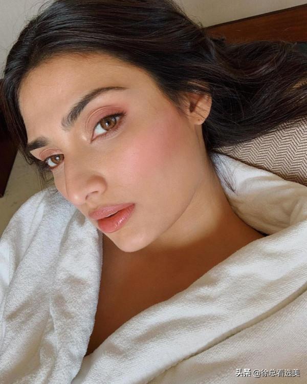 印度女演員疑似與男友分手，持中國品牌手機為其做代言