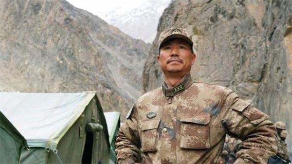 英雄團長祁發寶近況：頭顱模型有明顯缺損，額角傷疤明顯令人痛惜