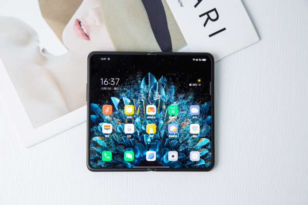 新年禮物怎麼選？四款高顏值實用不吃灰的數碼清單，照著買準沒錯