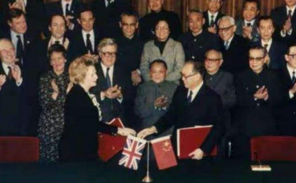 香港迴歸前夕，南海上中英軍艦對峙三天三夜，中方：撞就撞誰怕誰