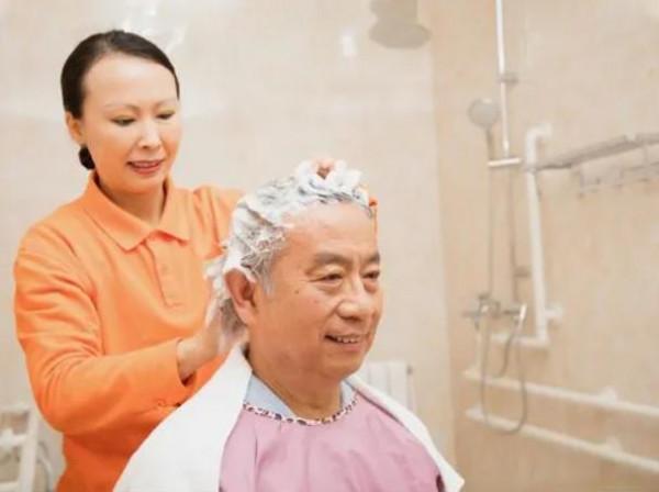 為啥老人身上有一股怪味？提醒50歲後，養成4個習慣，或老了沒味