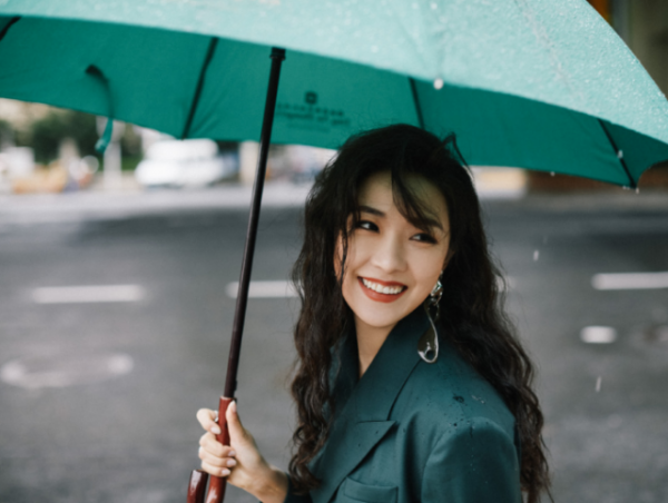 胡歌為菅紉姿新劇加油，喊她颯姐笑稱：還是我認識的羅伊人嗎