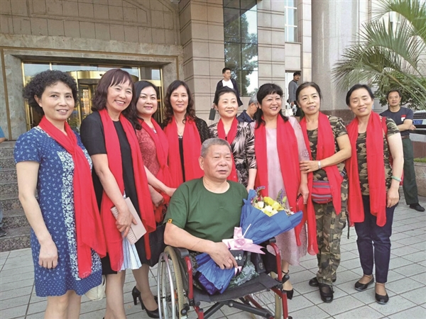 真正的硬漢！他為救戰友失去雙腿和左手，7次截肢身高84釐米