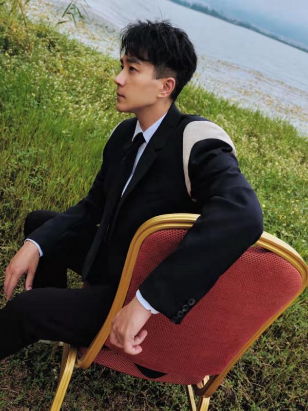 劉愷威穿黑西裝亮相！臉胖一圈沒了霸總範，世紀同框魏大勳不尷尬