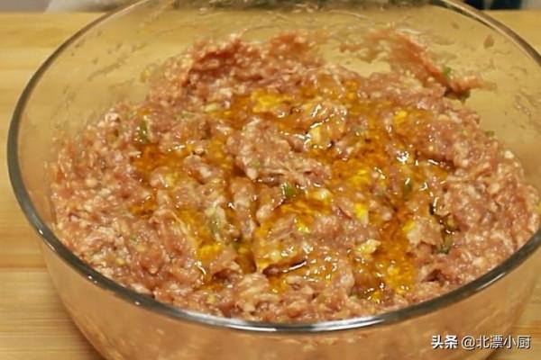 調餃子餡，牢記&OpenCurlyDoubleQuote;4放2不放&rdquo;，保證油潤多汁，鮮嫩可口