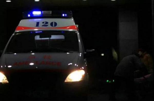 2002年，央視美女主持，在餐廳接電話意外身亡，只因推錯了一扇門