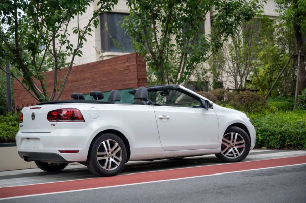 二手敞篷高爾夫:秋高氣爽需好車相伴,十二萬出頭的個性之選 二手敞篷高爾夫:秋高氣爽需好車相伴,十二萬出頭的個性之選