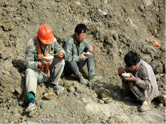 我國三大行業出現“用工荒”，為何月薪上萬，也沒有人願意幹？