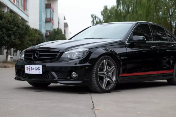 專業車手也無法拒絕的V8自吸戰車,濃墨重彩的二手C63 AMG 專業車手也無法拒絕的V8自吸戰車,濃墨重彩的二手C63 AMG