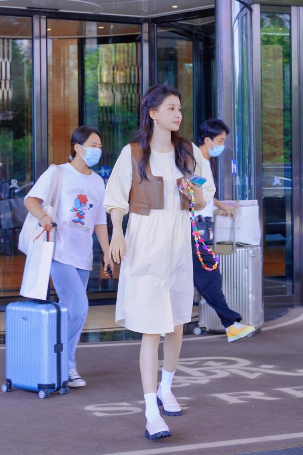 孫怡路透照，疊穿連衣裙又瘦又美，身材讓人羨慕