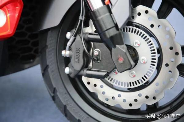 摩博會 | 龍嘉 ADV 300i 正式亮相，帥氣的跨界踏板