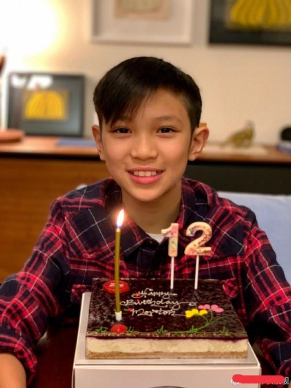 袁詠儀為兒子慶15歲生日,魔童兒時萌照曝光,wink表情萌化 袁詠儀為兒子慶15歲生日,魔童兒時萌照曝光,wink表情萌化