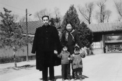 1967年，偵察員上報一秘密情報，周恩來指示公安部長：搞到底