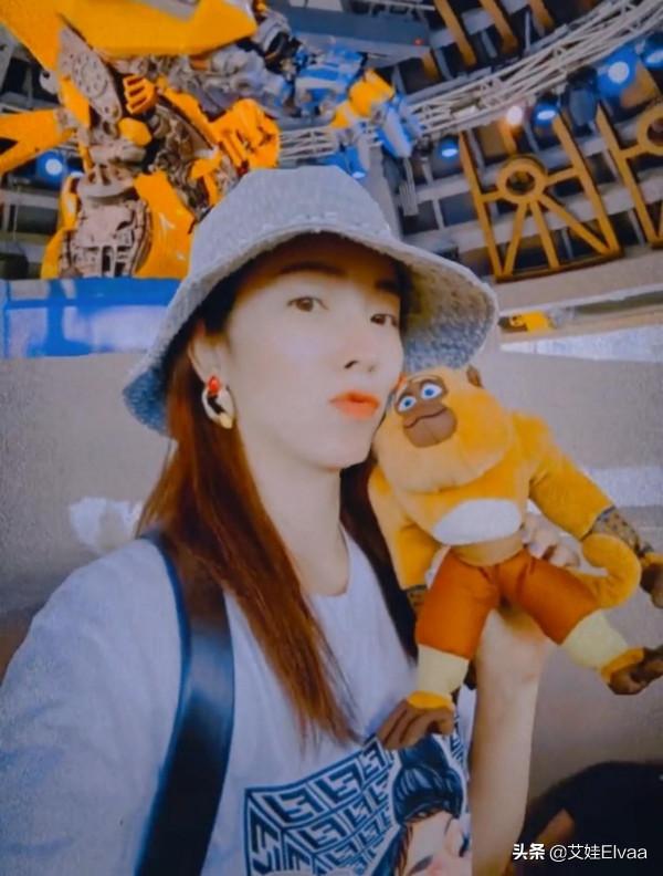 央視主持李思思打卡遊樂園，穿T恤短褲露學生長襪，打扮似女明星