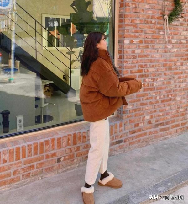 答應我：面板黃的女性，秋冬多穿這4個“高階色”，減齡還有氣質