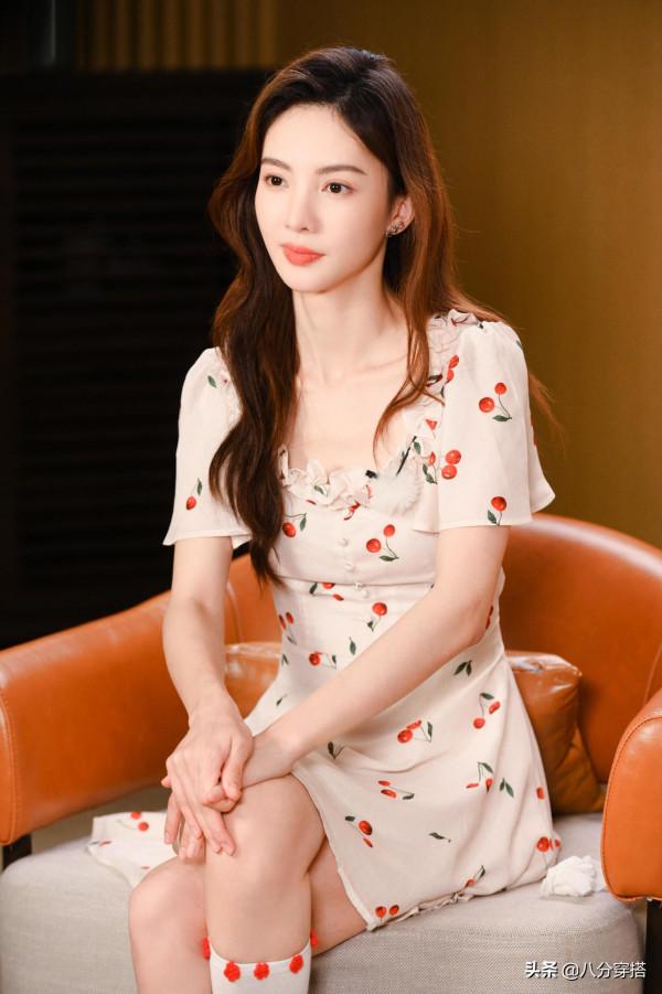 金晨的“舞蹈家身材”真出挑,衛衣配百褶裙青春靚麗,活力減齡 金晨的“舞蹈家身材”真出挑,衛衣配百褶裙青春靚麗,活力減齡