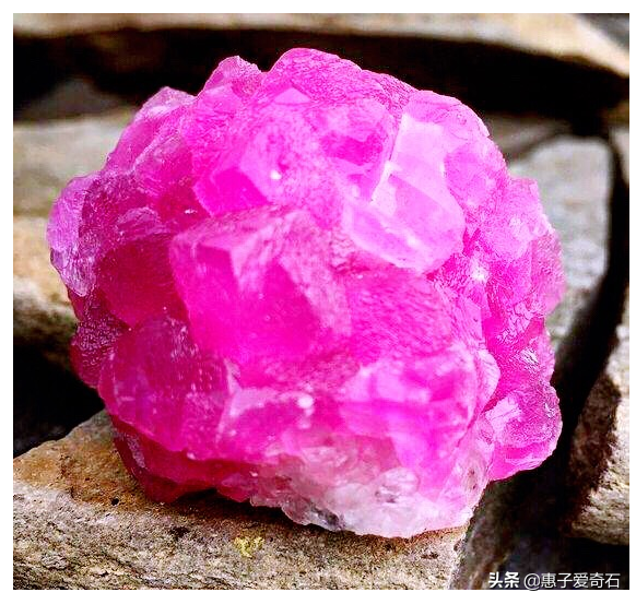 世界上最美麗的十五種石頭,不但外觀豔麗,而且價值不菲 世界上最美麗的十五種石頭,不但外觀豔麗,而且價值不菲