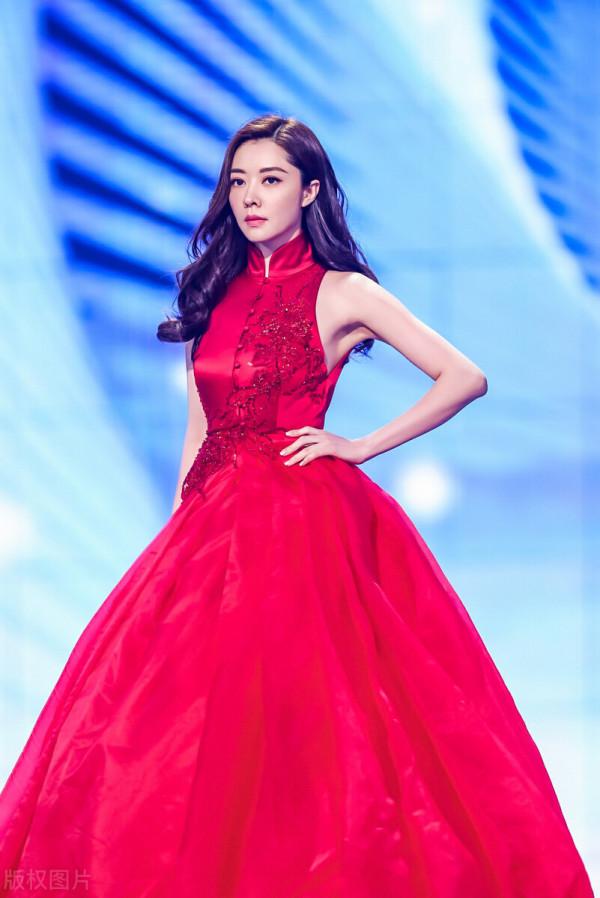 又獲贈上億豪宅,熊黛林真該感謝,郭天王當初的“換鞋之恩” 又獲贈上億豪宅,熊黛林真該感謝,郭天王當初的“換鞋之恩”