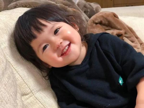 日本“紙箱寶寶”長大了！看過她爸媽的照片後，我酸了