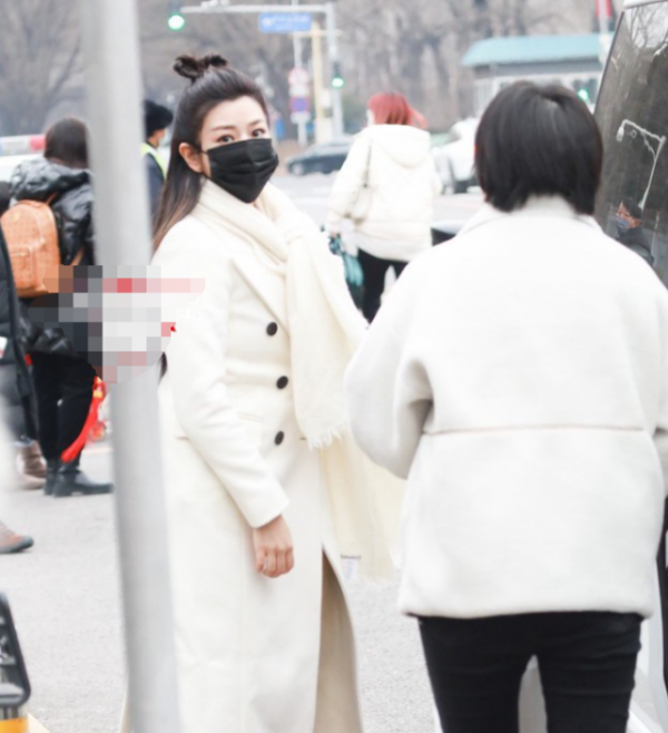 女星春晚彩排私服太奢侈：毛曉彤一雙皮鞋上萬，張小斐渾身是名牌