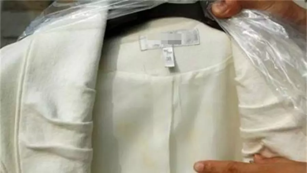 白色羽絨服、毛衣發黃變髒?這樣洗的跟新的一樣!太實用 白色羽絨服、毛衣發黃變髒?這樣洗的跟新的一樣!太實用