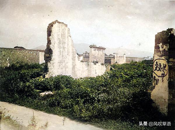 1911年的南京古城，鼓樓前有兵丁把守，江南貢院破爛不堪