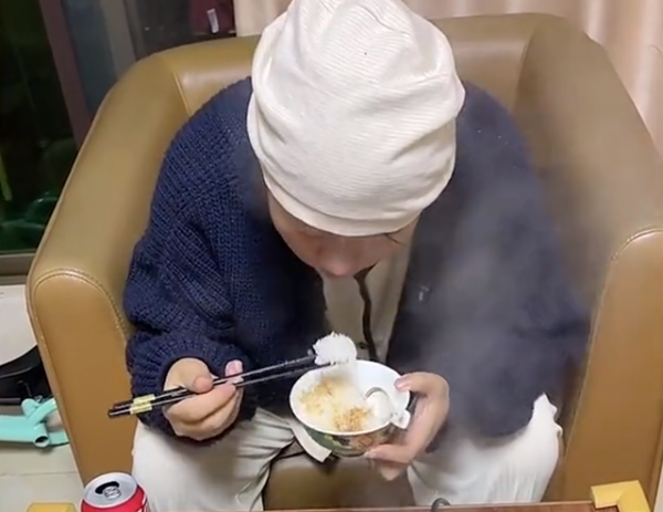 廣東一女子產後家人給她做火鍋解饞!婆婆:只要新鮮啥都可以吃 廣東一女子產後家人給她做火鍋解饞!婆婆:只要新鮮啥都可以吃