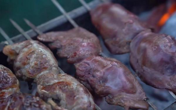 新疆大哥賣“假貨”，5元一份比真的還香，客人跑800裡專門來吃