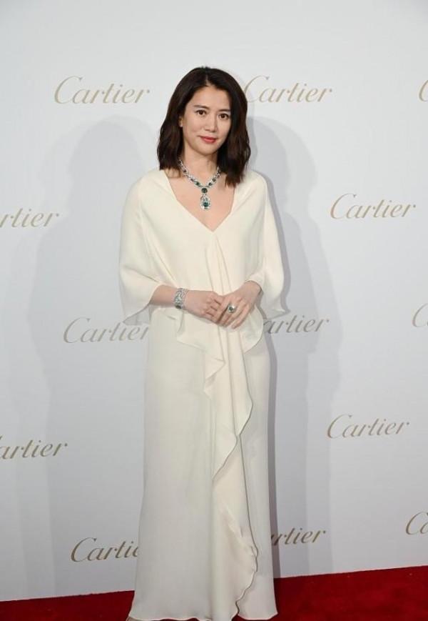 袁詠儀給自己打扮成闊太太,穿白裙配翡翠首飾,高階感擋不住 袁詠儀給自己打扮成闊太太,穿白裙配翡翠首飾,高階感擋不住