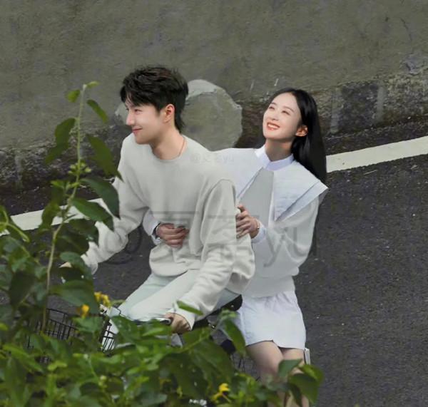 趙麗穎校花和王一博校草的甜蜜愛戀，王炸姐弟絕配