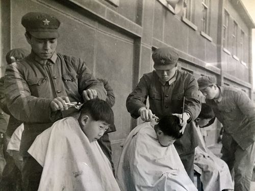 “解放軍上尉”向小孩問路,那孩子飛跑回村彙報:快抓特務 “解放軍上尉”向小孩問路,那孩子飛跑回村彙報:快抓特務