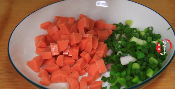 陝西中年夫妻的簡約午餐，一盤玉米麵走紅朋友圈，勾起了兒時回憶