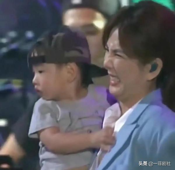 娛樂圈最新爆料,眾多頂流在內,秀場旁若無人秀恩愛,吃瓜來了 娛樂圈最新爆料,眾多頂流在內,秀場旁若無人秀恩愛,吃瓜來了