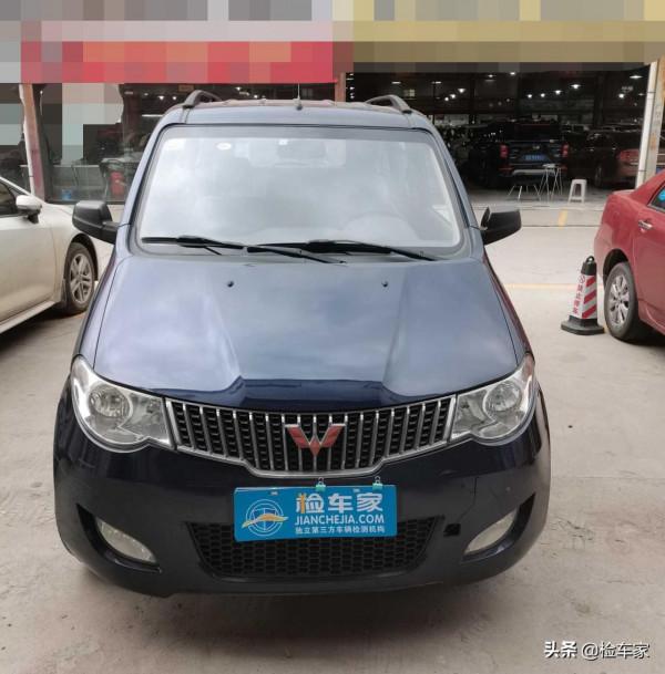 六年的五菱宏光開價2萬,扒開膠條看到猛烈的撞擊,買主:就買它 六年的五菱宏光開價2萬,扒開膠條看到猛烈的撞擊,買主:就買它