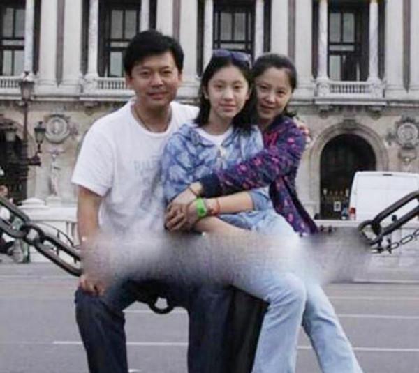 何政軍：錯過鞏俐娶初戀為妻，出道多年無緋聞，父親身份不一般