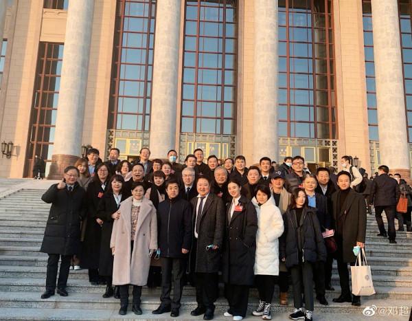 文代會內場罕曝光，眾星席地而坐接地氣，丫丫、陳寶國乘大巴前往