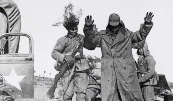 1958年軍區首長去遼寧一縣城，碰見糧庫警衛竟是犧牲5年的戰友