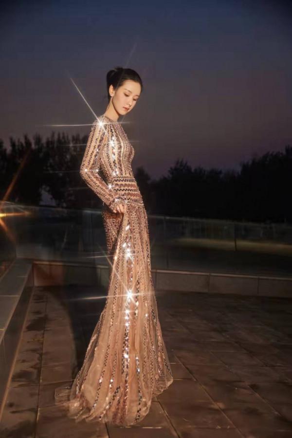 陳都靈走輕熟風也很美,穿香檳長裙優雅高調,“清純臉”太討喜 陳都靈走輕熟風也很美,穿香檳長裙優雅高調,“清純臉”太討喜