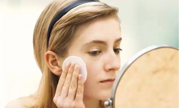 爽膚水應該用手塗還是用化妝棉擦？正確用法瞭解一下