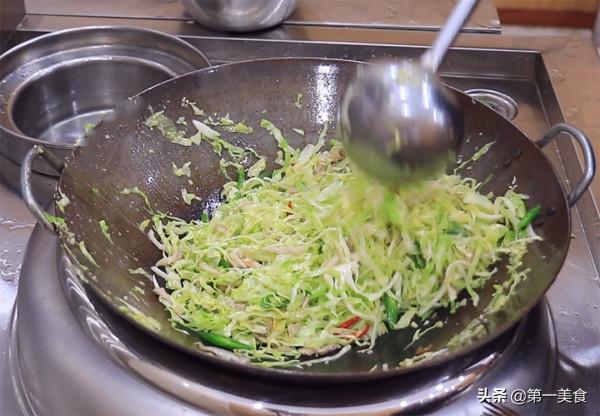 廚師長做的粉絲炒包菜，不用加水直接下鍋炒，口感勁道還不粘鍋