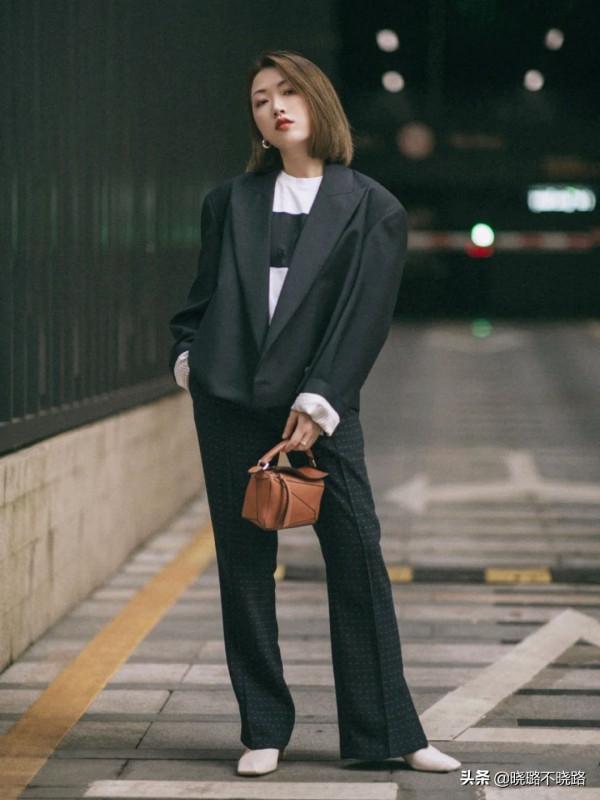 入秋後“馬丁靴”就過時了！今年這雙“低跟鞋”正流行，時髦顯高