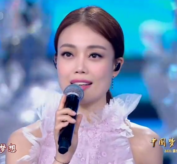 國慶晚會明星造型：劉嘉玲美豔開場，朱一龍寸頭獻唱，劉濤甜美