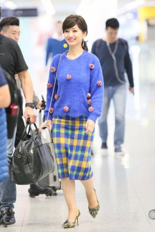 趙雅芝本應該優雅到老，卻偏偏扮嫩，穿得像個老妖精