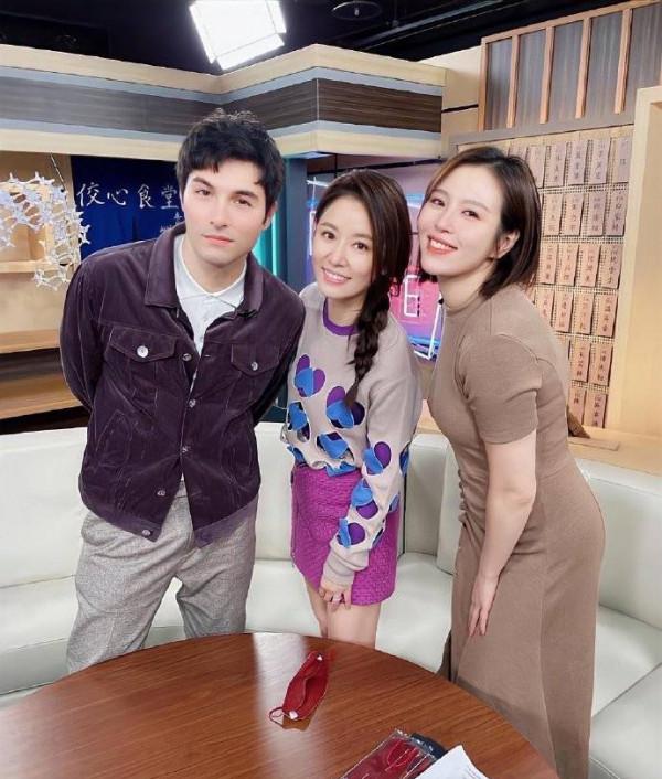 霍建華夫婦與友人聚會，大合影緊摟林心如好甜蜜