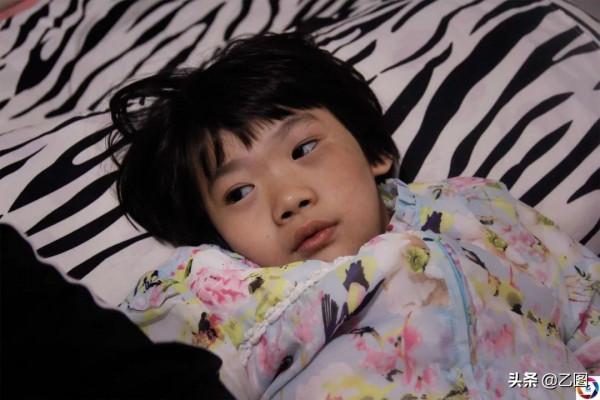 媽媽揹著幼女上山幹活，一陣電閃雷鳴後孩子臉青紫，噩夢就此開始