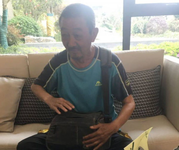 李長波45歲辭職，3年多從吉林徒步到海南，途中喜歡收集菸酒標誌