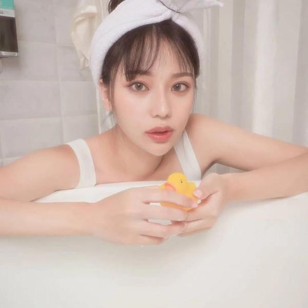 一組泡泡浴寵物洗澡，給可愛的小黃鴨洗個熱水澡